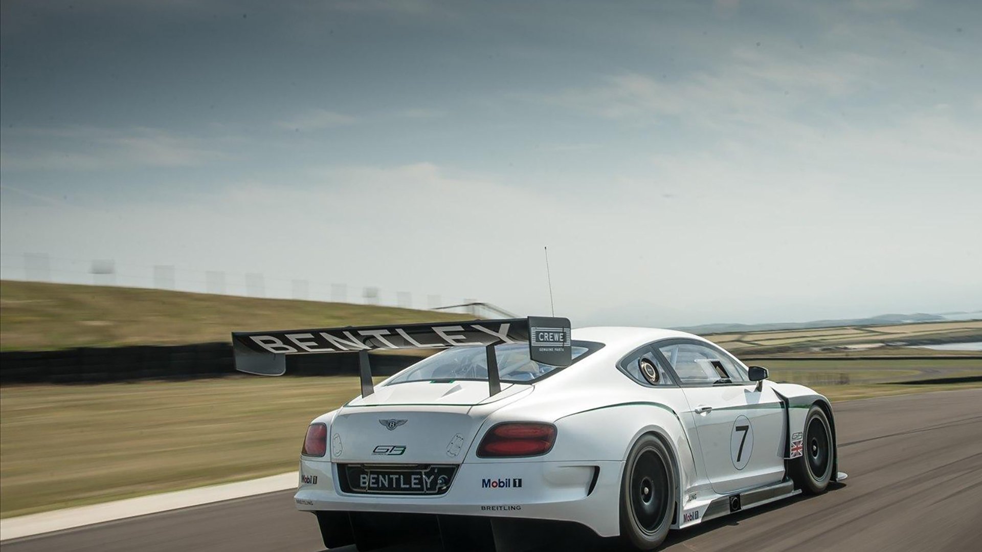 开云官方网页登录-昂热队主力球员状态神勇,为比赛做好准备,昂热主场球衣